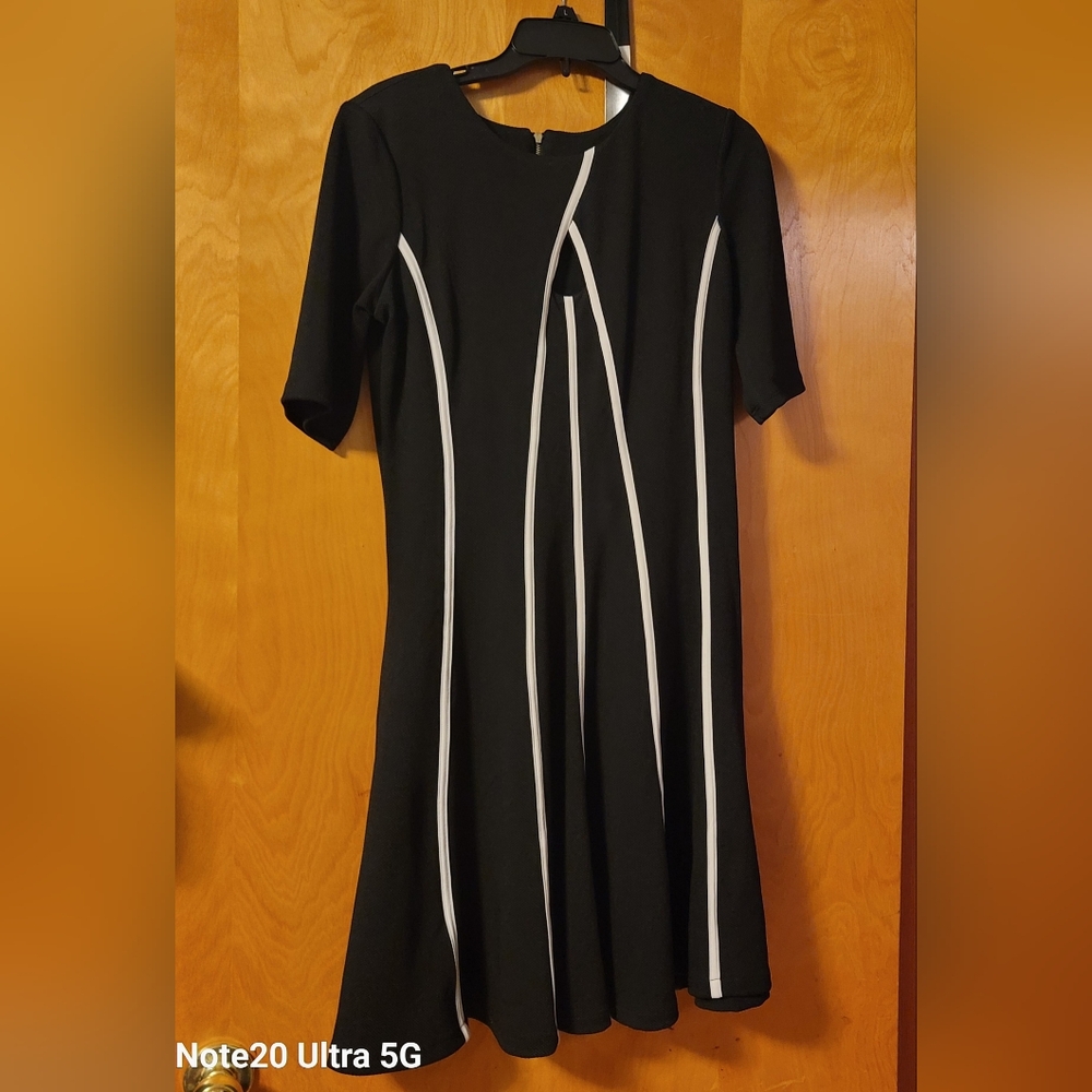Womens Danny & Nicole dress. Size 8. Black with cream colored accents.